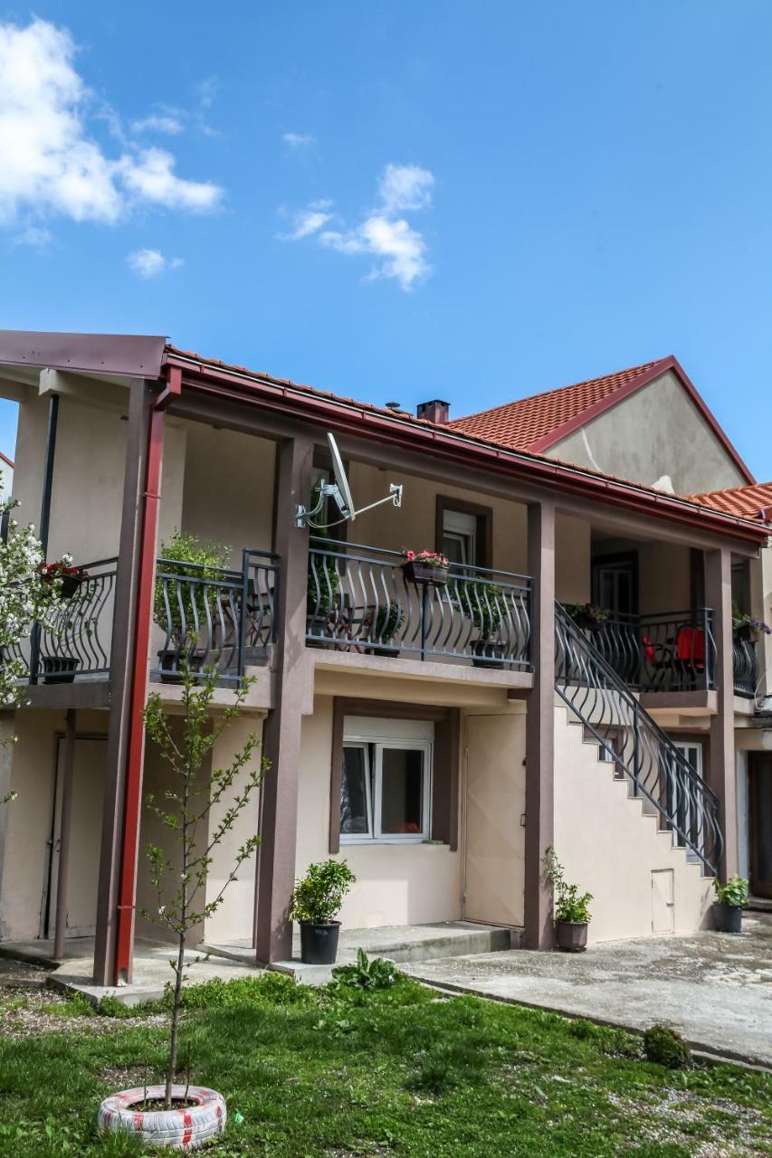 Apartman Kaca 采蒂涅 外观 照片