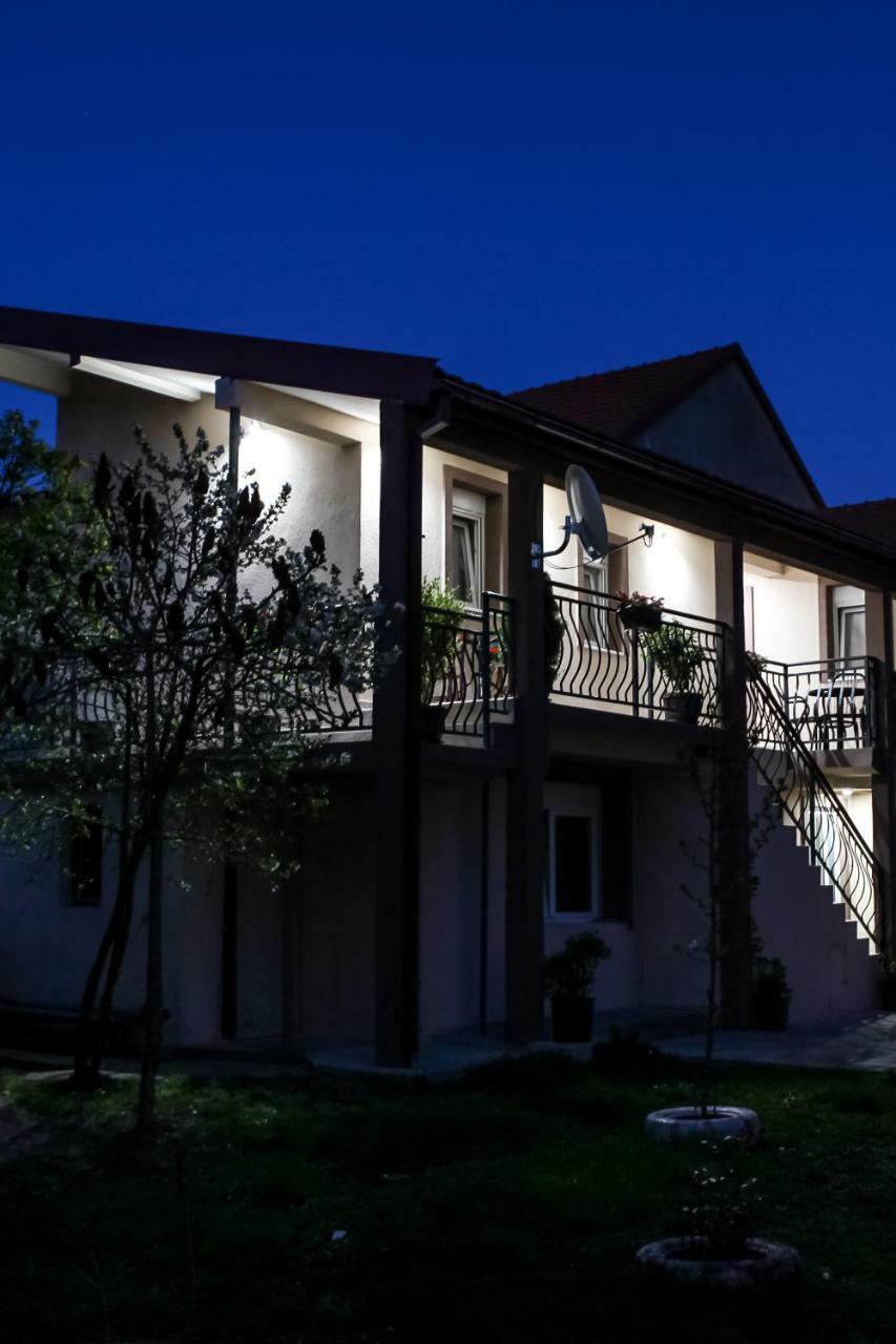 Apartman Kaca 采蒂涅 外观 照片